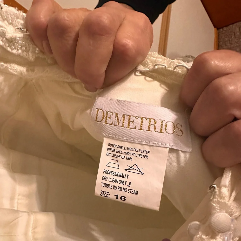 Elegant Lace Wedding Dress - Picture 3 of 10